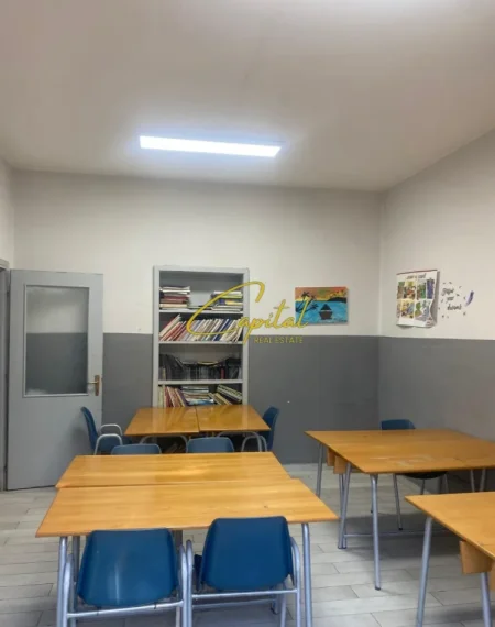 Tirane, jepet me qera ambjent biznesi Kati 3, 100 m² 850 € (ISH BLLOKU)