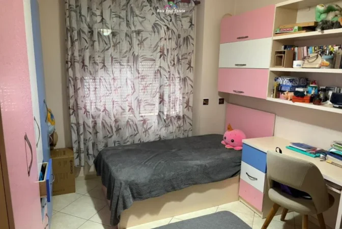 Tirane, jepet me qera apartament 1+1+Ballkon Kati 5, 90 m² 470 € (kthesa e kamezes)