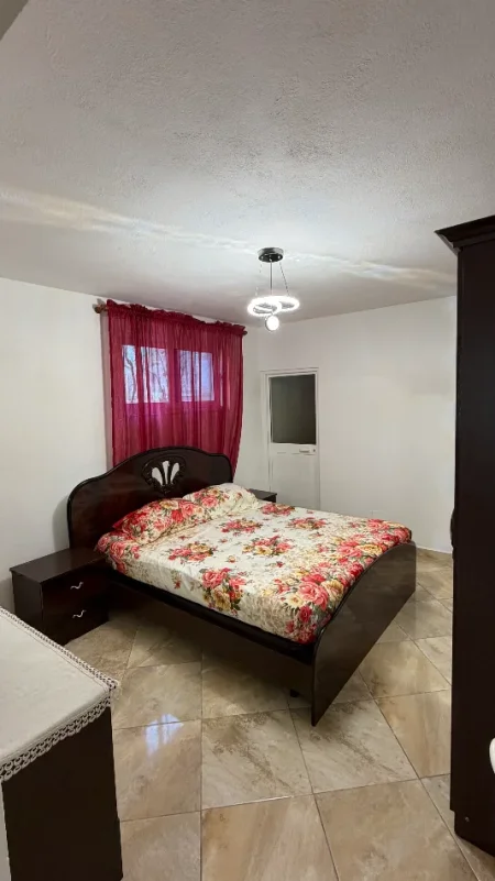 Tirane, jap me qera shtepi 1+1 , 90 m² 200 € 