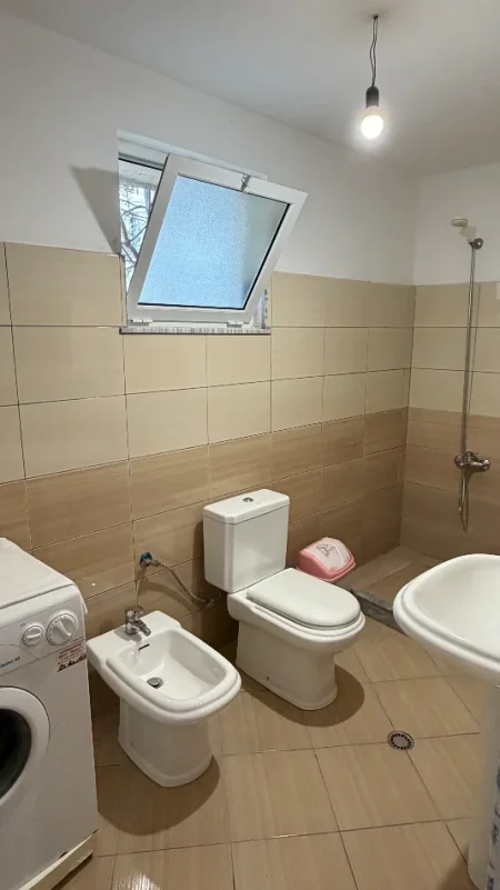 Tirane, jap me qera shtepi 1+1 , 90 m² 200 € 