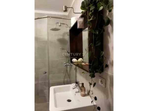 Tirane, jepet me qera apartament 1+1 Kati 3, 61 m² 600 € (tregu elektrik)