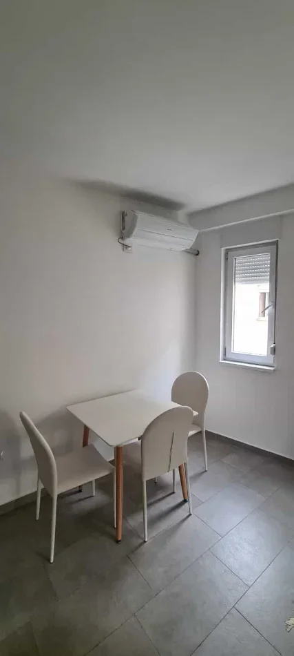 Tirane, jepet me qera apartament 1+1 Kati 4, 63 m² 575 € (Rruga Frosina Plaku)