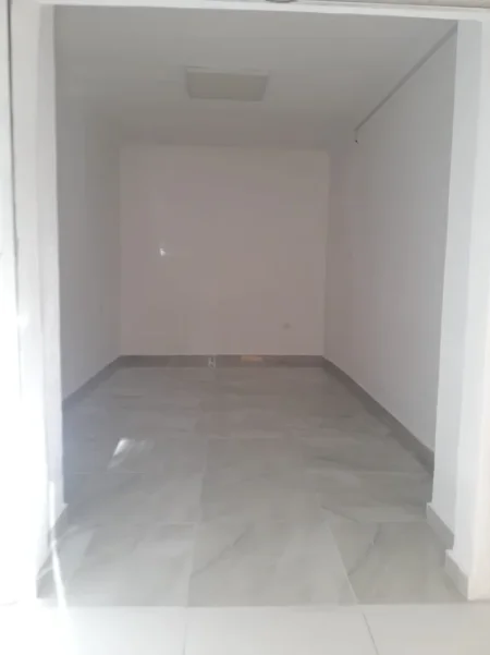 Tirane, jap me qera ambjent biznesi Kati 0, 18 m² 250 € (Rruga e Kosovareve)