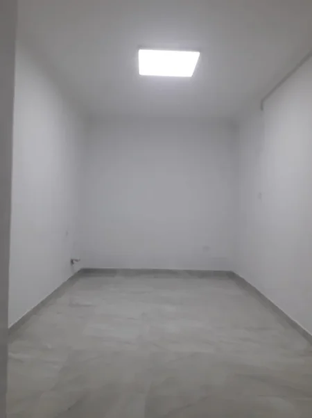Tirane, jap me qera ambjent biznesi Kati 0, 18 m² 250 € (Rruga e Kosovareve)