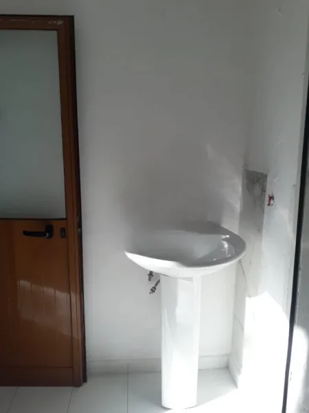 Tirane, jap me qera ambjent biznesi Kati 0, 18 m² 250 € (Rruga e Kosovareve)