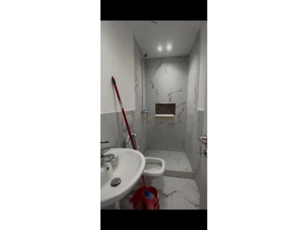 Tirane, shiten 2 apartamente 1+1 Kati 5, 68 m² 158.000 € (Ish Restorant Durrsi , Rruga e Dibres)