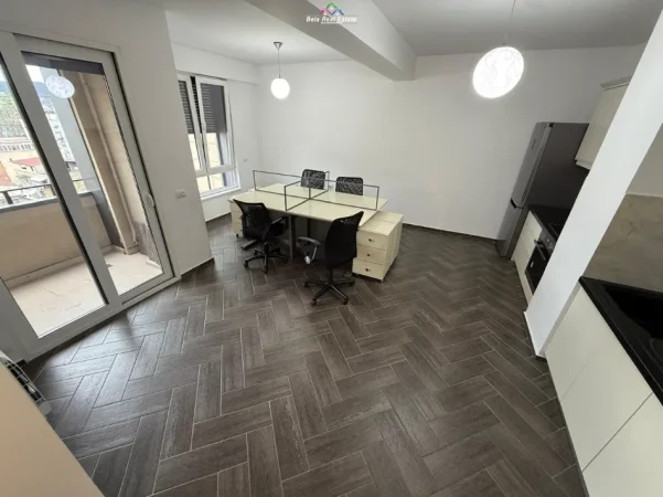 Tirane, jepet me qera zyre Kati 9, 92 m² 700 € (prane Gjykates se Larte)