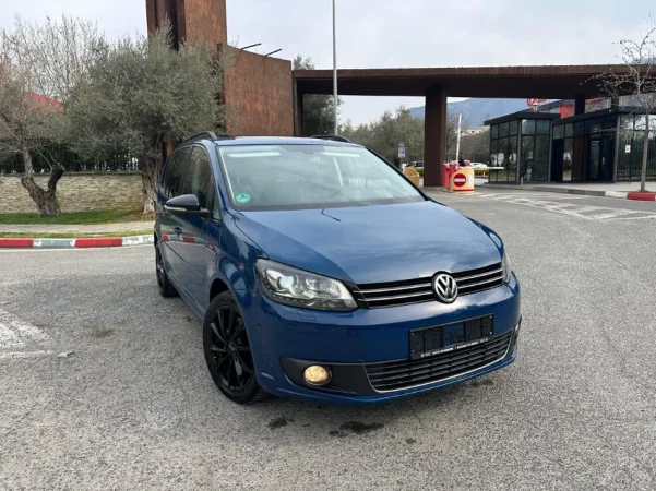 Tirane, shes makine VOLKSVAWGEN TOURAN FULL PANORAMA 2.0 Nafte, blu e errët automatik Klima