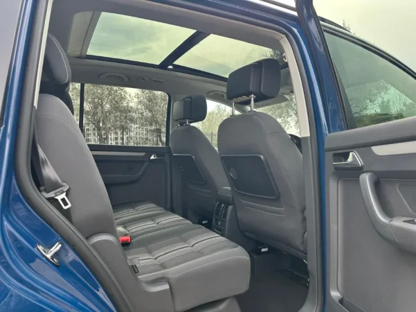 Tirane, shes makine VOLKSVAWGEN TOURAN FULL PANORAMA 2.0 Nafte, blu e errët automatik Klima