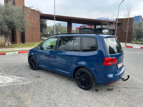 Tirane, shes makine VOLKSVAWGEN TOURAN FULL PANORAMA 2.0 Nafte, blu e errët automatik Klima