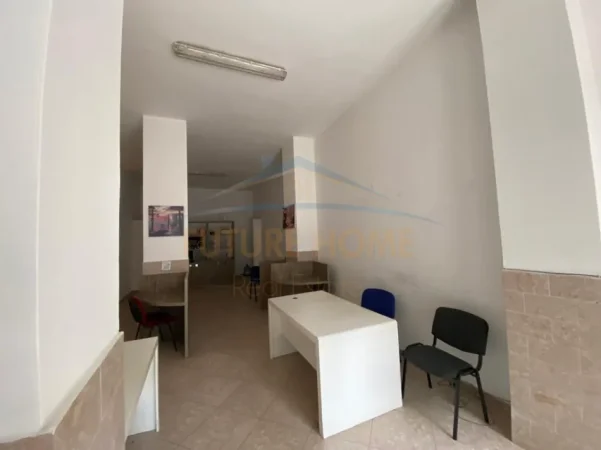 Tirane, jepet me qera ambjent biznesi Kati 0, 54 m² 600 € (ISH EKSPOZITA)