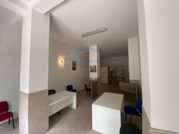 Tirane, jepet me qera ambjent biznesi Kati 0, 54 m² 600 € (ISH EKSPOZITA)