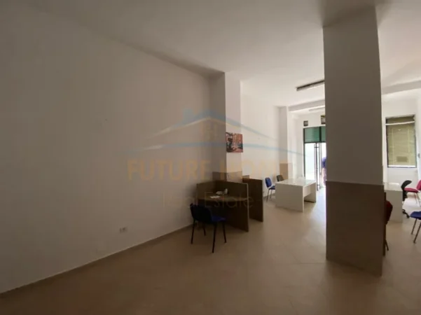 Tirane, jepet me qera ambjent biznesi Kati 0, 54 m² 600 € (ISH EKSPOZITA)