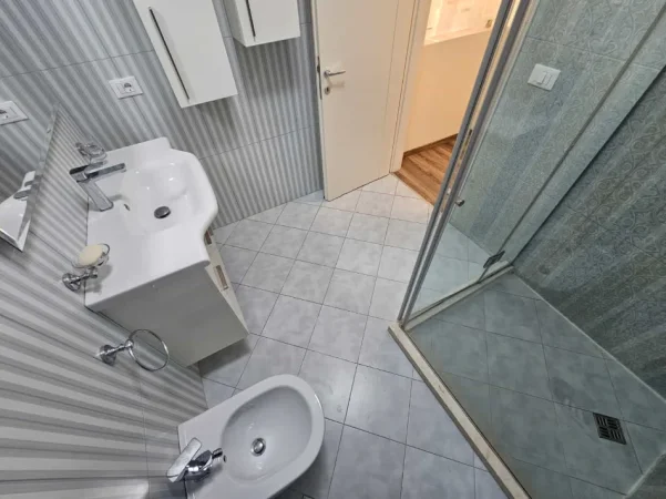 Tirane, jepet me qera apartament 2+1 Kati 2, 130 m² 1.500 € (Teg)