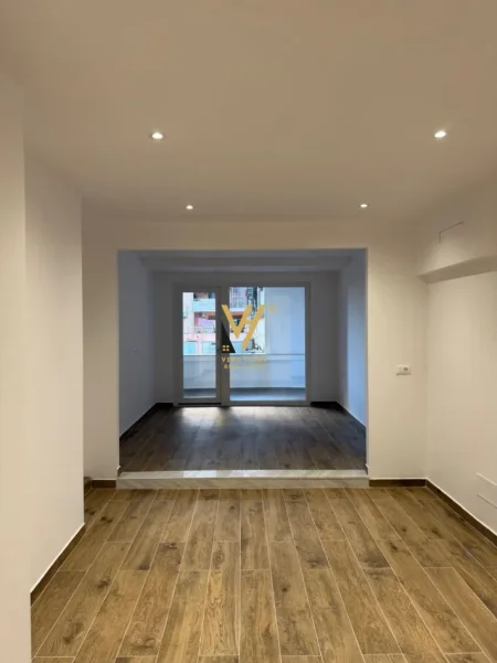 Tirane, jepet me qera zyre Kati 1, 60 m² 750 € (STACIONI I TRENIT)