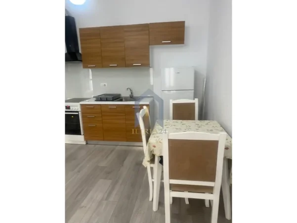 Tirane, jepet me qera apartament 1+1 , 60 m² 350 € (Rruga Demir Nazeri)