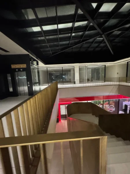 Tirane, jepet me qera ambjent biznesi Kati 1, 340 m² 5.000 € (GOLDEN TOWER)