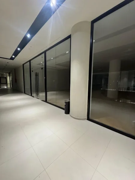 Tirane, jepet me qera ambjent biznesi Kati 1, 340 m² 5.000 € (GOLDEN TOWER)