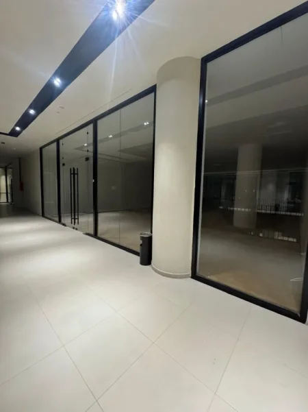 Tirane, jepet me qera ambjent biznesi Kati 1, 340 m² 5.000 € (GOLDEN TOWER)