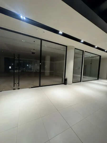 Tirane, jepet me qera ambjent biznesi Kati 1, 340 m² 5.000 € (GOLDEN TOWER)