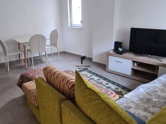 Tirane, jepet me qera apartament 1+1+Ballkon Kati 4, 63 m² 550 € (21 DHJETORI)