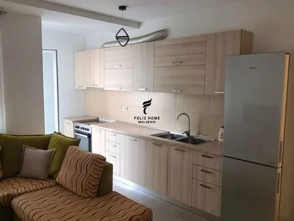 Tirane, jepet me qera apartament 1+1+Ballkon Kati 4, 63 m² 550 € (21 DHJETORI)