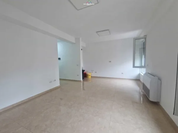 Tirane, jepet me qera zyre Kati 6, 105 m² 1.100 € (prane Tregut Cam)