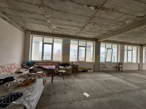 Qira, Godine Biznesi, Lundër