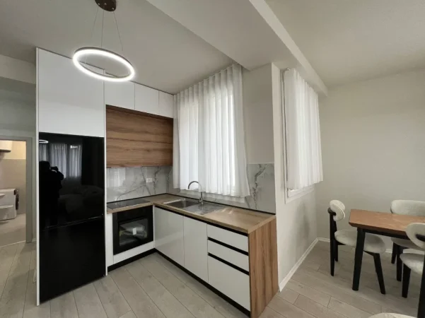 Tirane, jepet me qera apartament 1+1+Ballkon Kati 2, 75 m² 670 € (River Rezidence)
