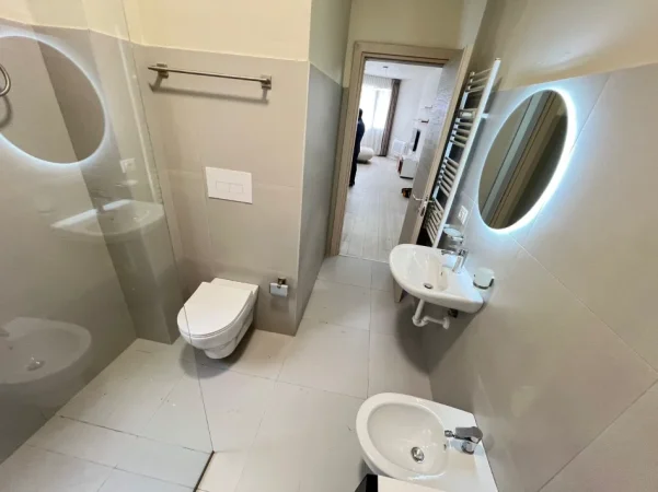 Tirane, jepet me qera apartament 1+1+Ballkon Kati 2, 75 m² 670 € (River Rezidence)