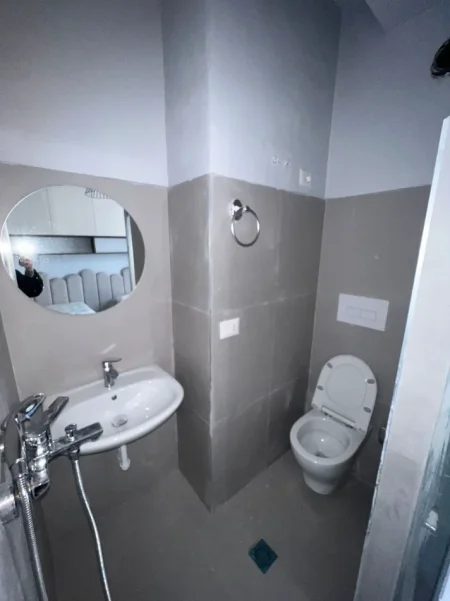 Tirane, jepet me qera apartament 2+1+Ballkon Kati 6, 97 m² 780 € (River Rezidence)