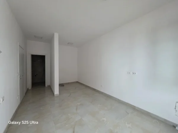 Tirane, jepet me qera zyre , 110 m² 1.000 € (Rruga e Kavajes)