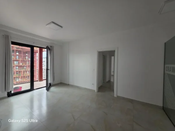 Tirane, jepet me qera zyre , 110 m² 1.000 € (Rruga e Kavajes)
