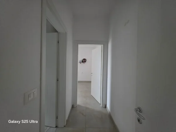 Tirane, jepet me qera zyre , 110 m² 1.000 € (Rruga e Kavajes)