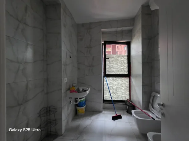 Tirane, jepet me qera zyre , 110 m² 1.000 € (Rruga e Kavajes)