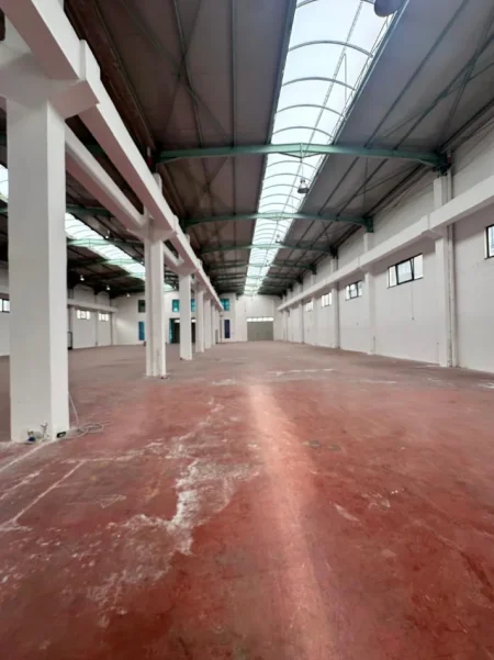 Tirane, jepet me qera magazine Kati 0, 3.100 m² (Prush)