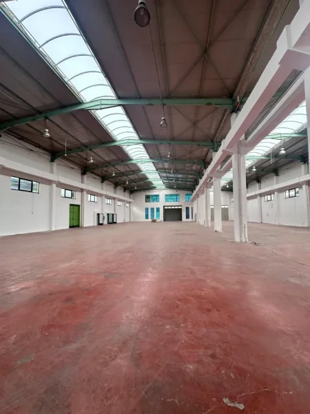 Tirane, jepet me qera magazine Kati 0, 3.100 m² (Prush)