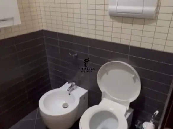 Tirane, jepet me qera apartament 1+1+Ballkon Kati 4, 71 m² 600 € (21 DHJETORI)