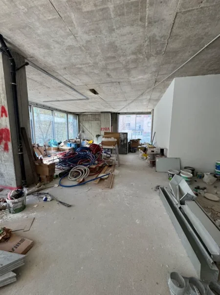 Tirane, jepet me qera zyre Kati 1, 265 m² 9.300 € (PRANE GARDES)