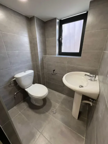 Tirane, jepet me qera dyqan Kati 0, 70 m² 2.500 € (STADIUMI DINAMO)