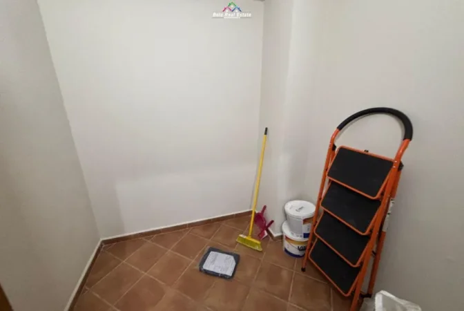 Tirane, jepet me qera zyre Kati 3, 140 m² 830 € (komuna e parisit)