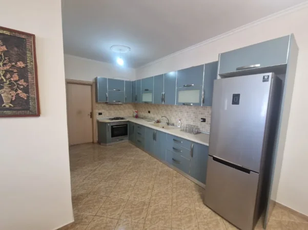 Tirane, jepet me qera apartament 2+1+Ballkon Kati 4, 110 m² 450 € (Astir)