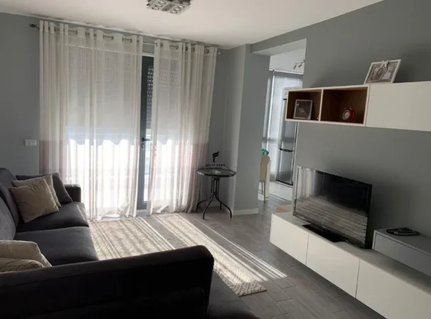 Tirane, jepet me qera apartament 2+1 Kati 6, 80 m² 650 € (ISH FUSHA E AVIACIONIT)