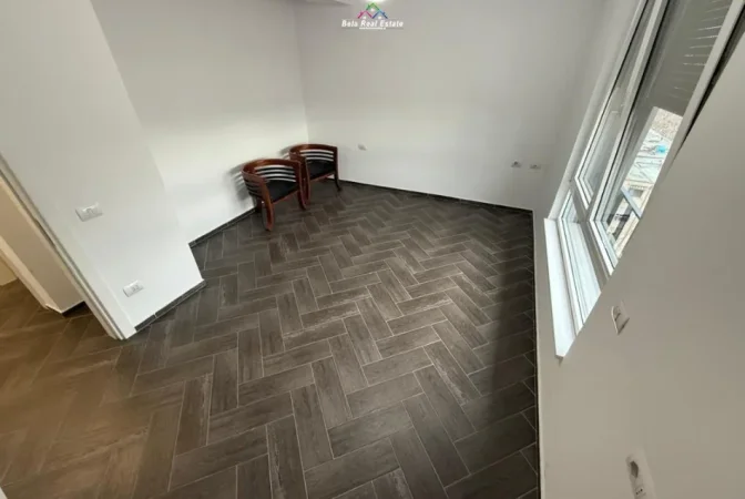 Shqiperi, jepet me qera zyre Kati 9, 92 m² 700 € (myslym shyr)