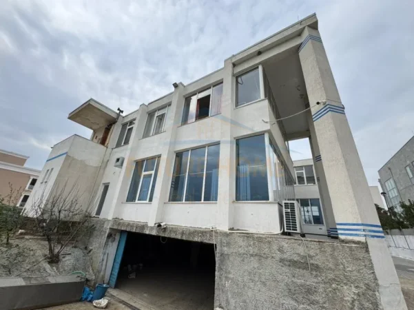 Tirane, jepet me qera ambjent biznesi Kati 0, 1.399 m² 15.000 € (LUNDER)