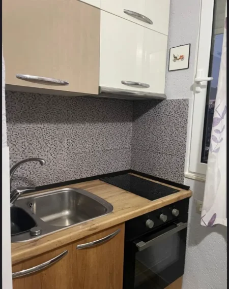 Jepet me qira apartament 2+1, 650 €, RRUGA E KOSOVAREVE