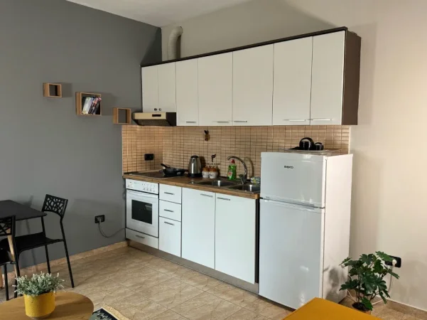 Tirane, jepet me qera apartament 2+1 Kati 4, 85 m² 650 € (BLLOKU)