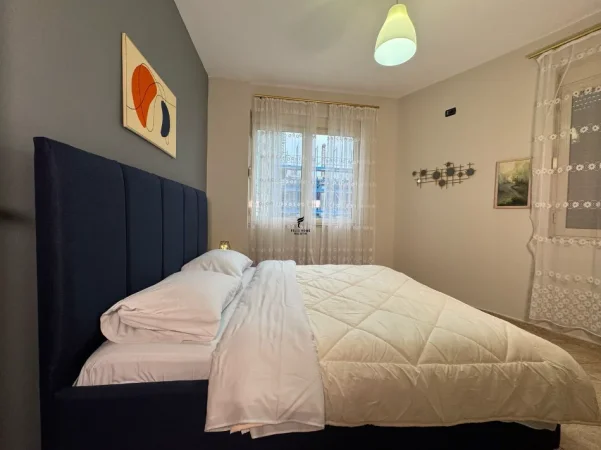 Tirane, jepet me qera apartament 2+1 Kati 4, 85 m² 650 € (BLLOKU)