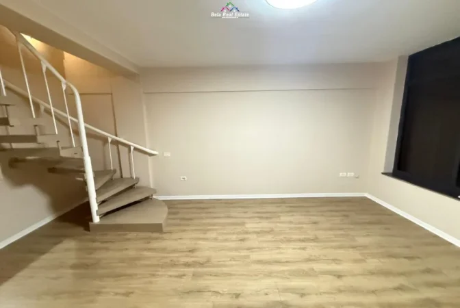 Tirane, jepet me qera zyre Kati 4, 130 m² 1.000 € (qender)