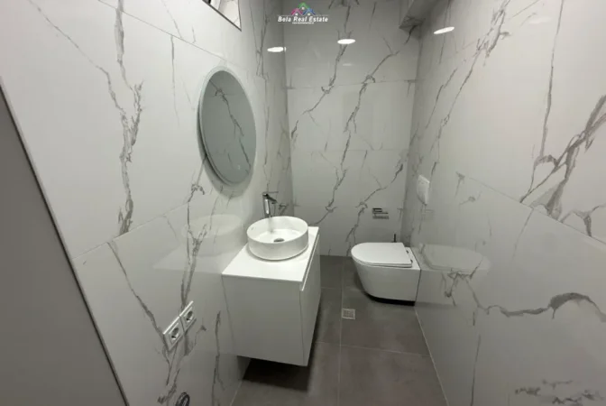 Tirane, jepet me qera zyre Kati 4, 130 m² 1.000 € (qender)